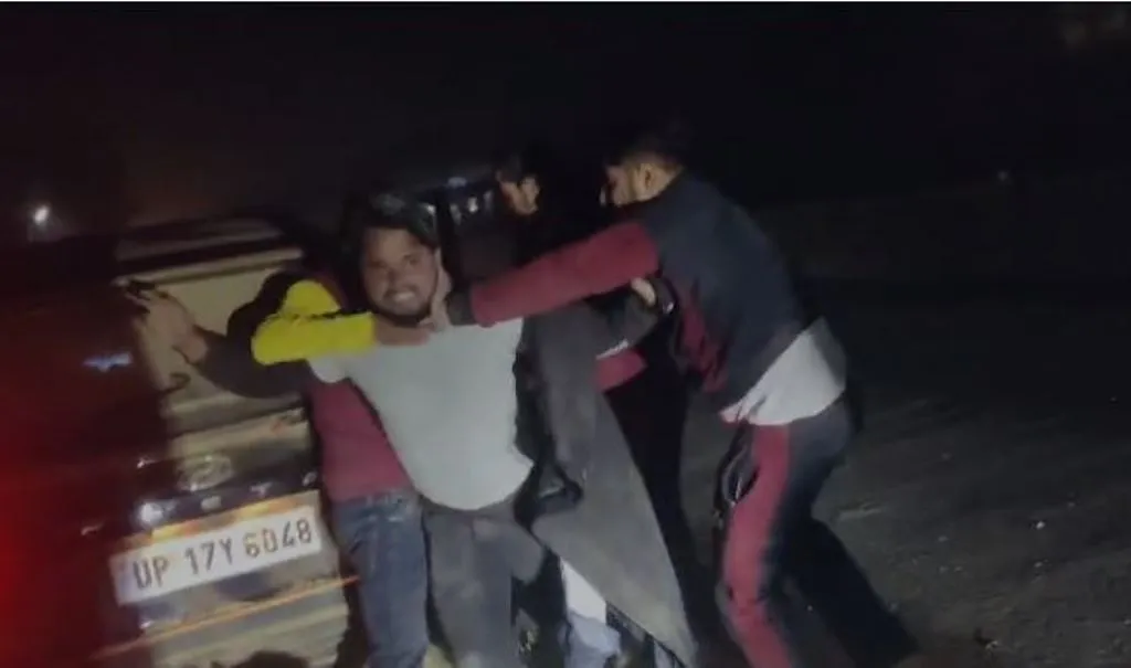 बदायूं : थाने के सामने खड़े युवक के अपहरण का प्रयास, वीडियो वायरल