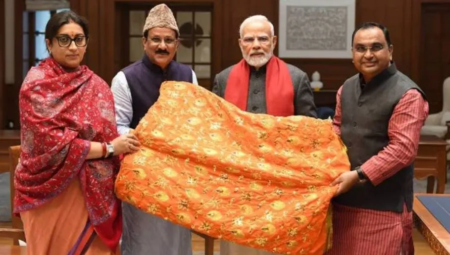 प्रधानमंत्री ने अजमेर शरीफ के लिए की चादर भेंट, मिले मुस्लिम समुदाय के सदस्यों के एक प्रतिनिधिमंडल से