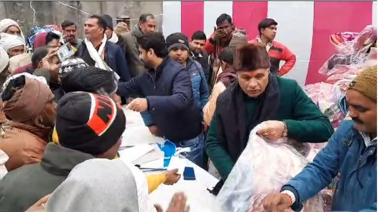 बरेली: मकर संक्रांति पर खिचड़ी भोज का आयोजन, पशुधन मंत्री ने गरीबों में बांटे कंबल