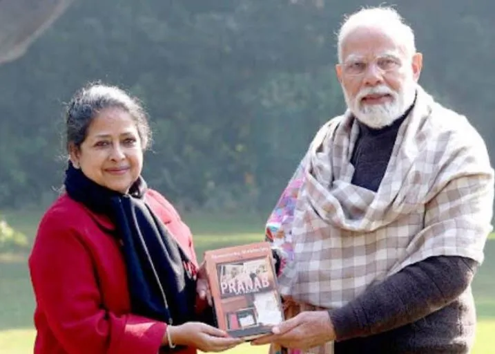 शर्मिष्ठा मुखर्जी ने की प्रधानमंत्री से भेंट, ‘प्रणब माई फादर: ए डॉटर रिमेम्बर्स किताब की भेंट