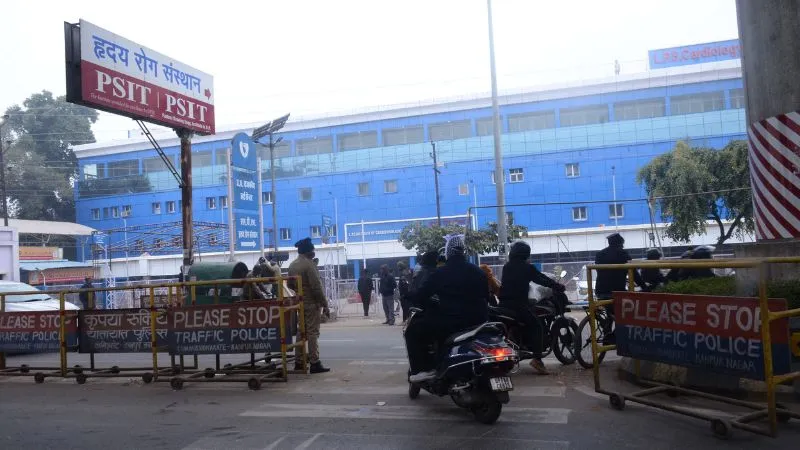 Kanpur: कार्डियोलॉजी कट से हटाई गई बैरीकेडिंग; मरीजों की समस्या को देखते हुए ट्रैफिक पुलिस ने लिया फैसला