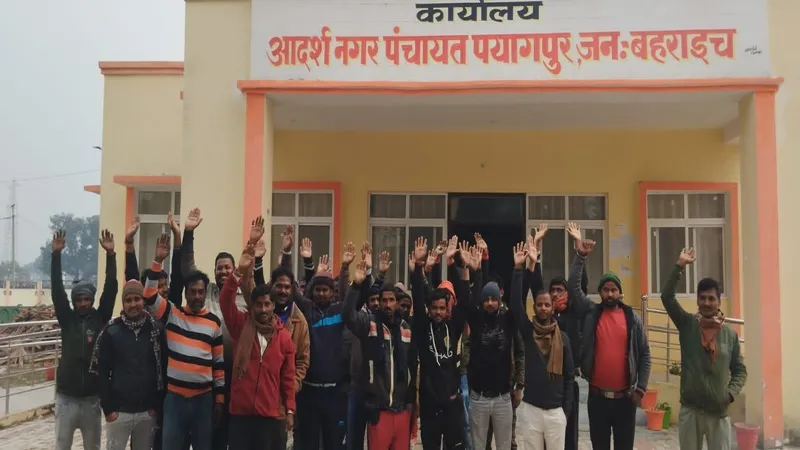 बहराइच: नगर पंचायत कर्मियों को छह माह से नहीं मिला वेतन, कार्यालय के सामने किया प्रदर्शन