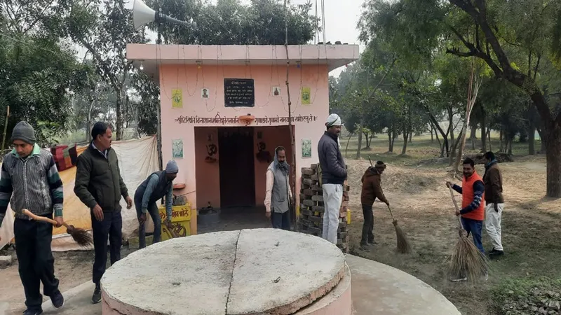बहराइच: प्राण प्रतिष्ठा समारोह को लेकर मंदिर में हुई सफाई, ग्राम प्रधान ने ग्रामीणों संग लगाई झाड़ू, बोले- आसपास रखें सफाई