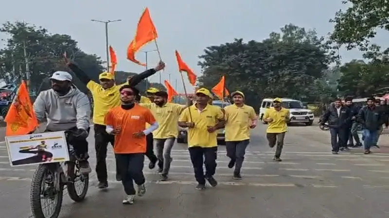 इंदौर के कार्तिक 1008 किमी की दौड़ तय कर पहुंचे अयोध्या, ढोल नगाड़ों से किया स्वागत  