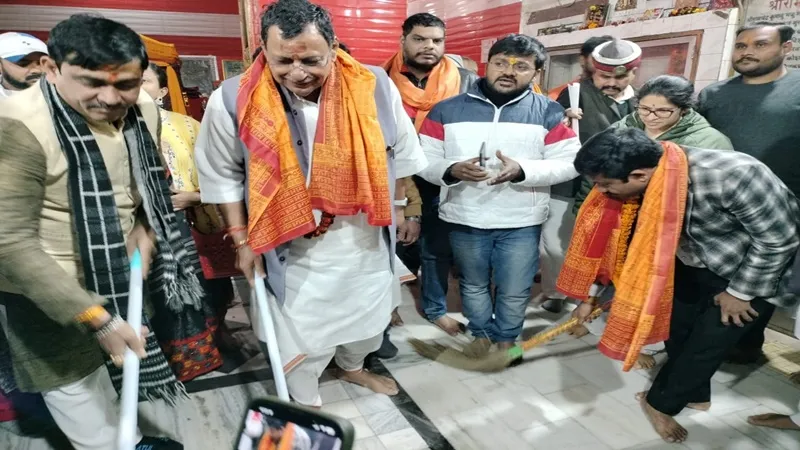 मीरजापुर: मंत्री नंद गोपाल नंदी ने मंदिर में झाड़ू लगाकर की सफाई, सफाईकार्मिकों को बांटे मास्क और दस्ताना 