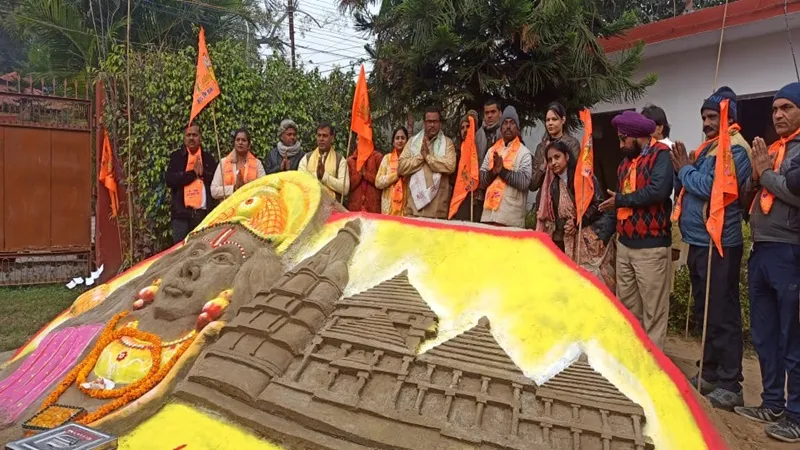 प्रयागराज में सैंड आर्टिस्ट ने बनाया राम और राम मंदिर का भव्य प्रारूप