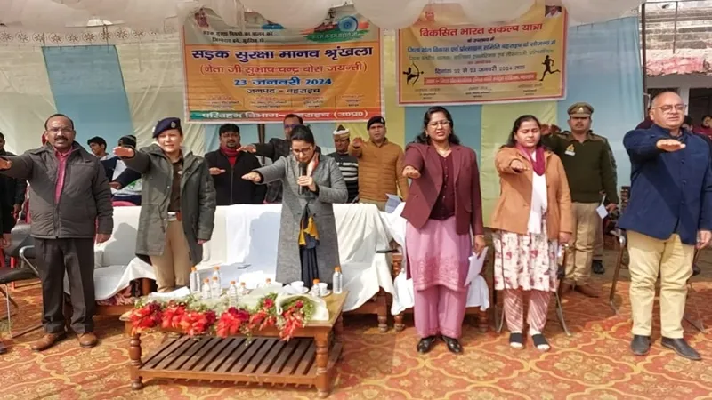 बहराइच: छात्र और छात्राओं ने सड़क सुरक्षा के लिए बनाई मानव श्रृंखला, डीएम बोलीं- सुरक्षित वाहन चलाने के लिए युवा करें जागरूक