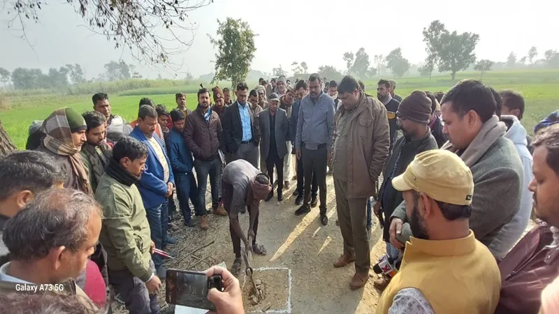 बहराइच: शासन की ओर से गठित टीम ने जांची सड़क की गुणवत्ता, बलहा विधायक ने सीएम को पत्र लिखकर की थी शिकायत