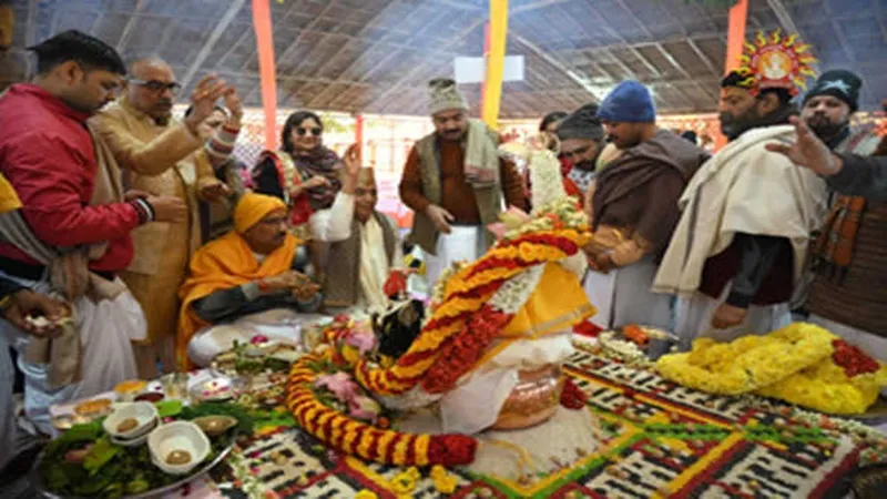 प्राण प्रतिष्ठा: मंदिर गर्भगृह में जगमोहन पर स्थापित मूर्ति का 81 कलशों से कराया गया स्नान