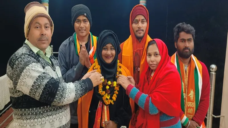 सिर पर हिजाब और हांथ में रामध्वज लेकर मुंबई से पैदल अयोध्‍या जा रहीं शबनम शेख, 38वें दिन हलियापुर में हुआ भव्य स्वागत