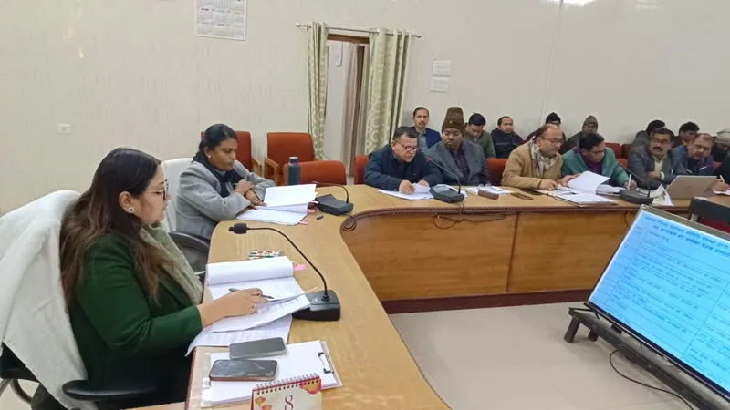 गोंडा: भुगतान में शिथिलता पर डीएम ने लेखा प्रबंधक को लगाई फटकारा, सीडीओ ने रोका मानदेय 