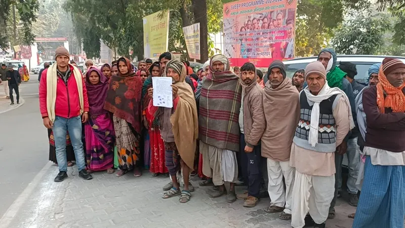 बहराइच: वन विभाग की गिरफ्तारी को ग्रामीणों ने बताया फर्जी, डीएम और डीएफओ कार्यालय में किया प्रदर्शन
