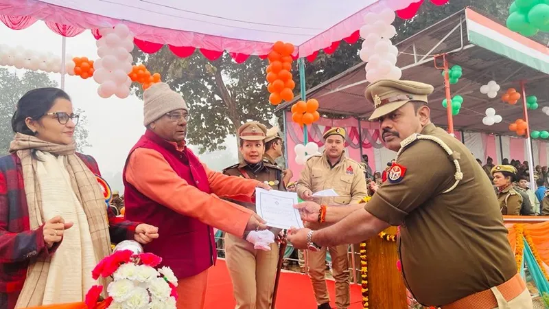 बहराइच: थानाध्यक्ष और उप निरीक्षक को मिला सम्मान सांसद, डीएम और एसपी ने किया सम्मानित
