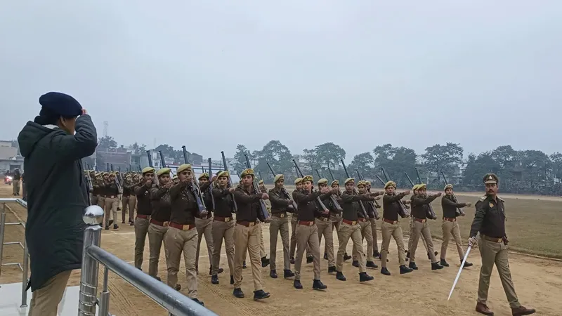 बहराइच: बैरक की साफ सफाई से नाखुश दिखीं एसपी वृंदा शुक्ला, परेड स्थल का निरीक्षण कर जांची व्यवस्था