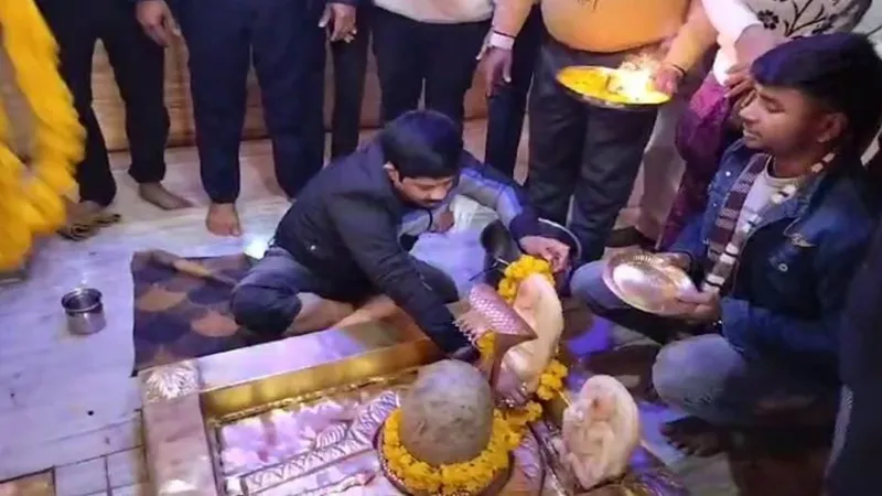 प्रयागराज: मंत्री नंद गोपाल गुप्ता ने मंदिर में की साफ-सफाई, दिया यह संदेश