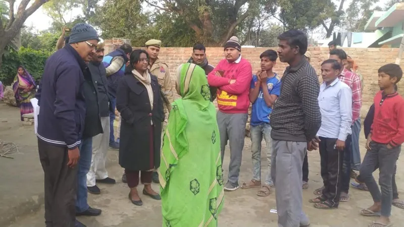 बहराइच: फूस के मकान में रह रही महिला को नहीं मिला आवास तो घर पहुंची सीडीओ, अधिकारियों को लगाई फटकार 