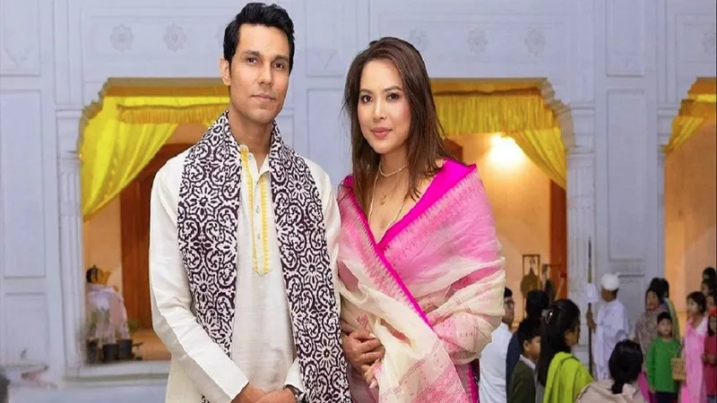पत्नी संग अयोध्या पहुंचे अभिनेता रणदीप हुड्डा, कहा- भगवान राम का आशीर्वाद पाने के लिए मैं बहुत उत्सुक हूं...
