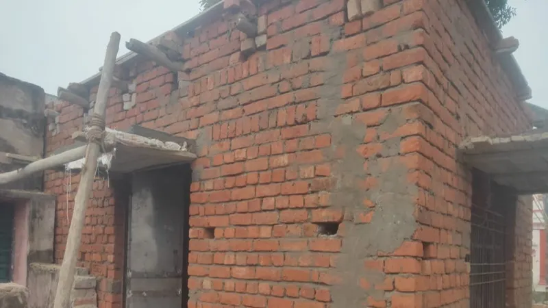 बहराइच: सीएचओ भवन निर्माण में घटिया सामग्री का हो रहा प्रयोग, ग्रामीणों ने ठेकेदार पर लगाया आरोप, सीएम को भेजा पत्र