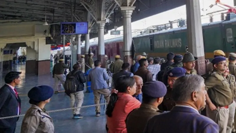 प्रयागराज: रेलवे स्टेशनों पर भी किया गया प्राण प्रतिष्ठा का सीधा प्रसारण