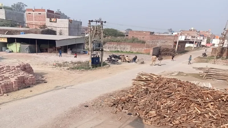 बहराइच: नगर पंचायत चेयरमैन ने मंदिर में जड़ा ताला, लोगों पूजा-पाठ करने से रोका, लोगों ने किया प्रदर्शन, देखें Video