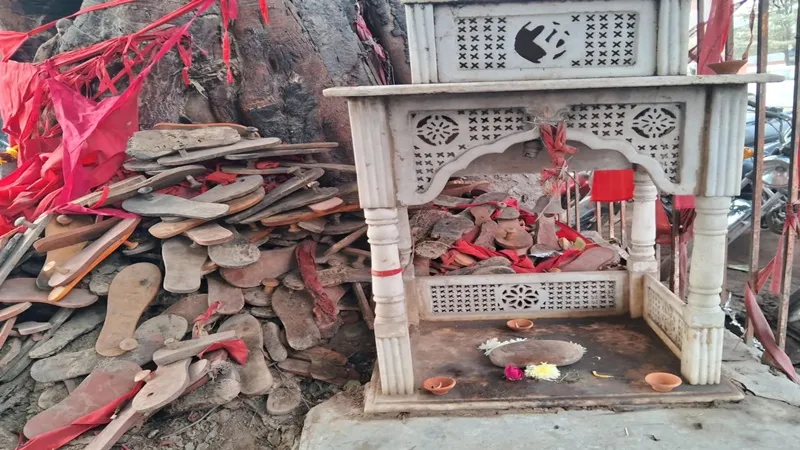 सैकड़ों वर्ष पुराने प्रयागराज के इस मंदिर में मन्नतें पूरी होने पर भक्त चढ़ाते हैं चरण पादुका, दूर-दूर से आते हैं लोग