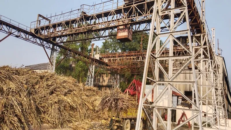 सुलतानपुर: टर्बाइन पैनल जलने पर सफाई के नाम पर बंद कर दी चीनी मिल, कड़ाके की ठंड गन्ना किसानों को लिए बनी मुसीबत