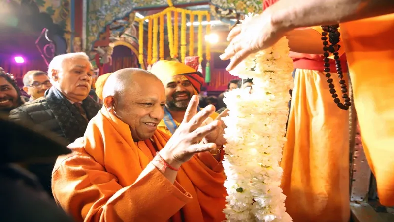 रामलला प्राण प्रतिष्ठा: सर्दीली रात में अयोध्या की सड़कों पर पैदल निकले सीएम योगी, तैयारियों का लिया जायजा