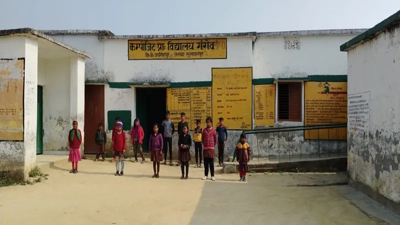सुलतानपुर: 22 दिन बाद खुले स्कूल, कम रही बच्चों की उपस्थिति, दोपहर बाद निकली धूप 