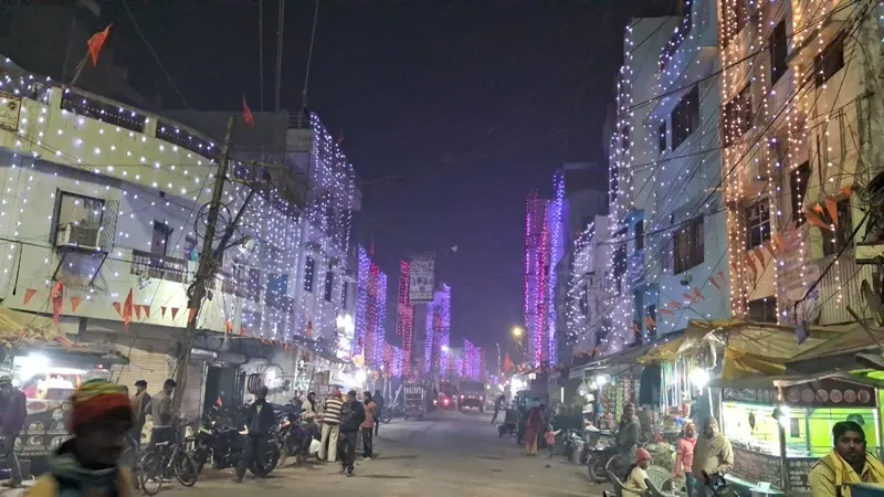 रामलला की प्राण प्रतिष्ठा से पहले रोशनी में डूबा प्रयागराज, झालरों की लाइट से जगमगाया मंदिर और मकान