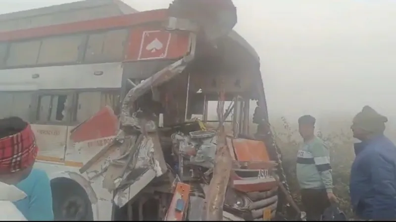 हरदोई: रोडवेज और निजी बस में हुई जोरदार टक्कर, एक की मौत, कई जख्मी 