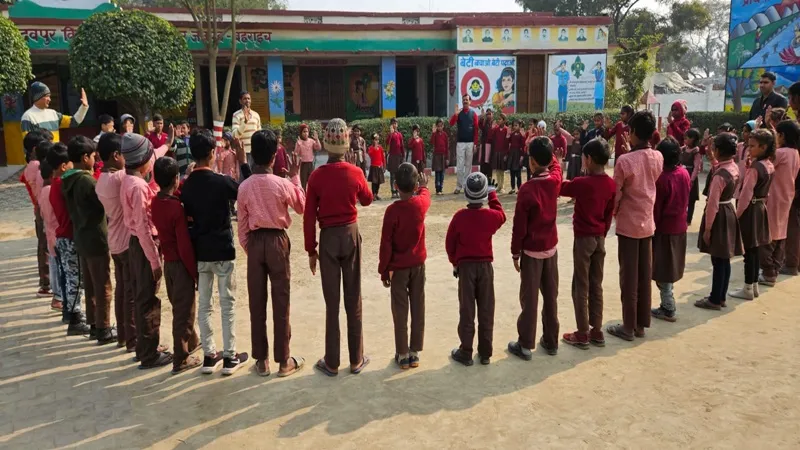 बहराइच: 28 दिन बाद खुले स्कूल तो चहक उठे बच्चे, गुनगुनी धूप ने बच्चों को ठंड से दिलाई राहत 