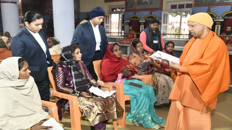 वर्ष 2024 के पहले दिन सीएम योगी ने गोरखपुर में लगाया जनता दरबार, सुनी लोगों की समस्याएं