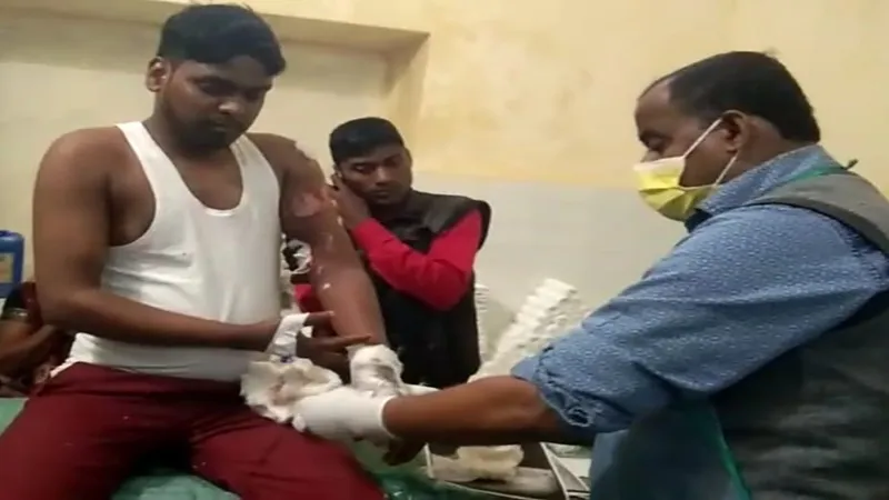 सुलतानपुर: ट्रैक्टर की टक्कर से बोलेरो पलटी, दूल्हा-दुल्हन घायल, पिता की हालत नाजुक
