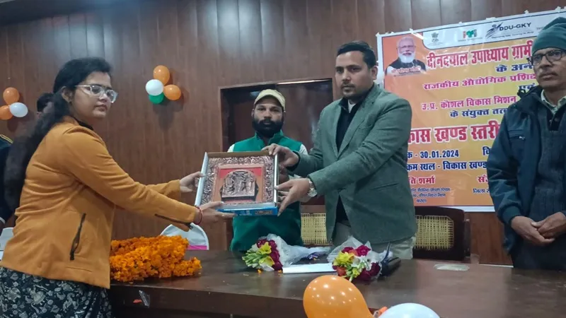 बहराइच: रोजगार मेले में 172 लोगों को 9 कंपनियों में मिला रोजगार, विधायक प्रतिनिधि ने वितरित किया प्रणाम पत्र