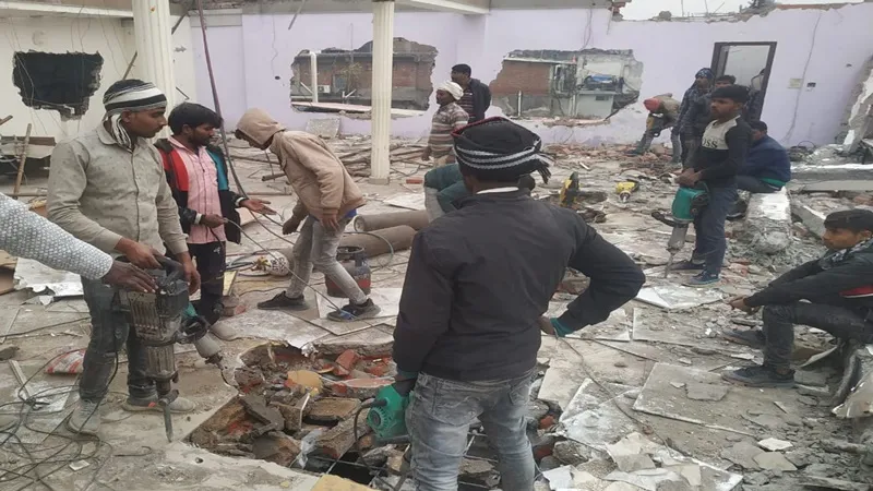 लखनऊ: FI Hospital पर चला LDA का हथौड़ा, दहशत में दिखे एफआई टावर के आवंटी