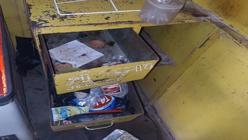 बहराइच: ताला तोड़कर तीन दुकानों से चोरों ने की लाखों की चोरी, थाने से चंद कदम की दूरी पर हुई चोरियां