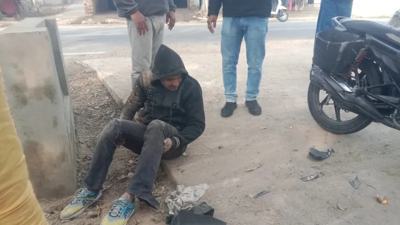 अमेठी: मार्ग चौड़ीकरण के बाद सड़क से सट गए विद्युत पोल, आये दिन हो रही दुर्घटनाएं