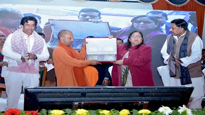 Smartphone-Tablet वितरण समारोह में बोले सीएम योगी- भ्रष्टाचार पर प्रहार का सबसे कारगर मंत्र है तकनीक