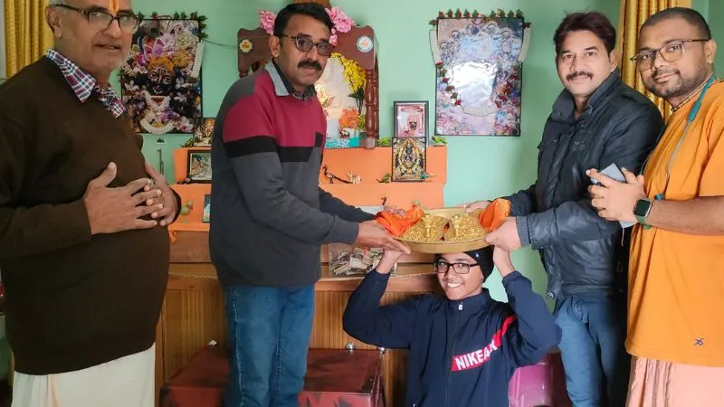 UP: अयोध्या में स्थापित होगी सोने-चांदी से बनी श्रीराम चरणपादुका… इस्कान मंदिर में लगी आस्थावानों की भीड़ 