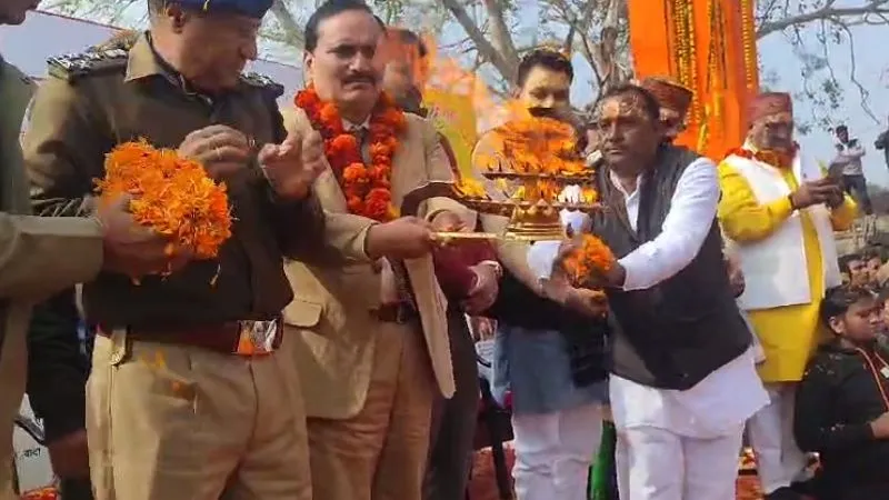 Chitrakoot News: चित्रकूट के भरतकूप से चरणपादुका यात्रा का शुभारंभ, कमिश्नर, डीआईजी आदि अधिकारियों ने की पूजा अर्चना