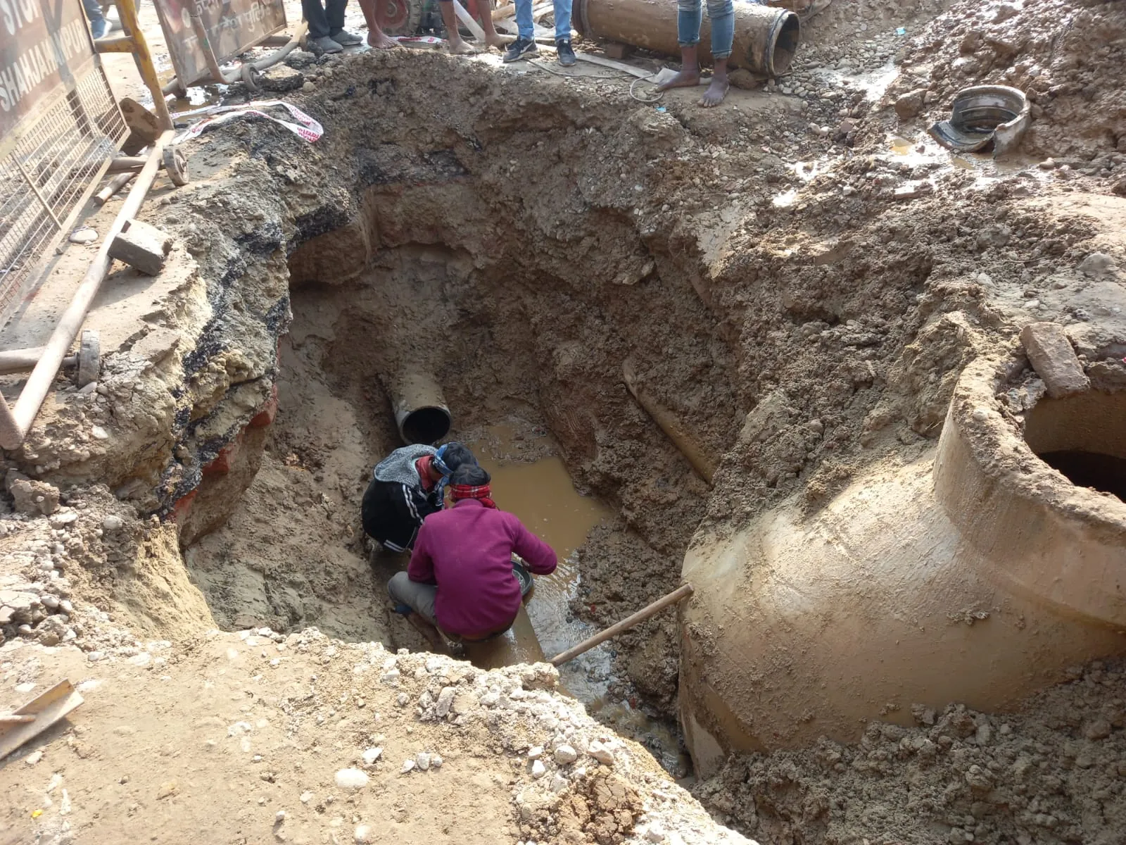 शाहजहांपुर: ट्रैफिक का दबाव बढ़ा तो अंटा चौराहा पर फट गई पेयजल लाइन, दो दिन से चल रहा मरम्मत का प्रयास