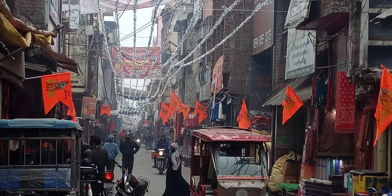 कासगंज: भगवामय हो गई जिले की सड़कें, गूंज रही रामभक्ति की धुन, जगह-जगह बनें तोरण द्वार 