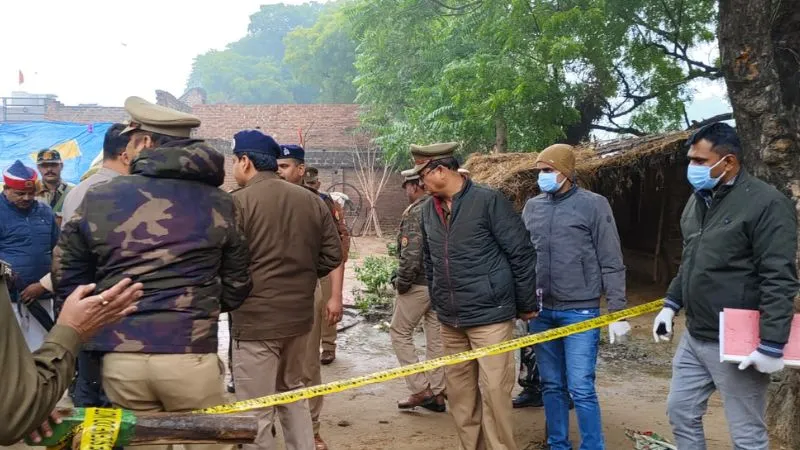 Etawah Double Murder: मां-बाप की बेटे ने फावड़े से काटकर की नृशंस हत्या, वारदात के बाद आरोपी मौके से फरार