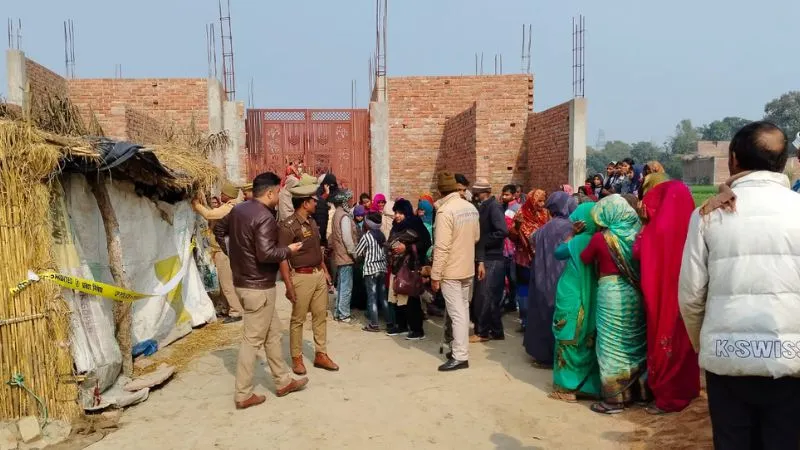Etawah Murder: झोपड़ी में सो रहे वृद्ध की कुल्हाड़ी से काटकर नृशंस हत्या... खून से सना शव देख बेटी के उड़ गए होश