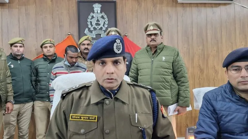 Etawah News: सब्जी व्यापारी से लूट का मामला; शातिर बदमाश ने पुलिस पर की फायरिंग; मुठभेड़ में हुआ गिरफ्तार.. 