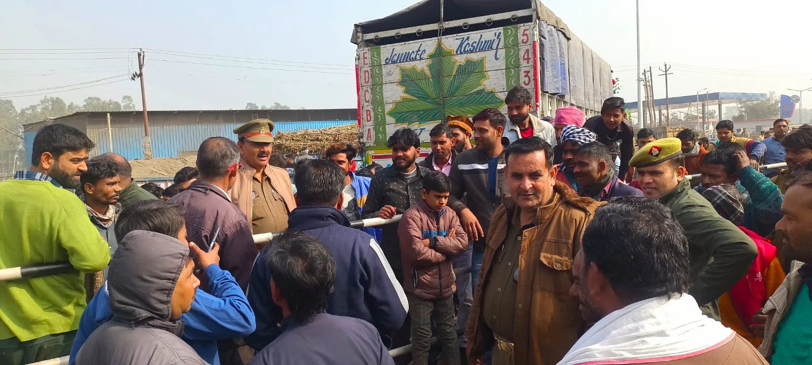 शाहजहांपुर: वाहनों का चक्का जाम, परिवार संग भटकते रहे यात्री, तिलहर में जाम की गई सड़क