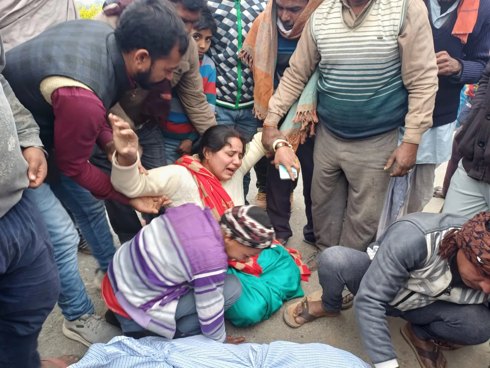 बदायूं: बंदरों ने गिराया छज्जा, मलबा में दबकर छात्रा की मौत