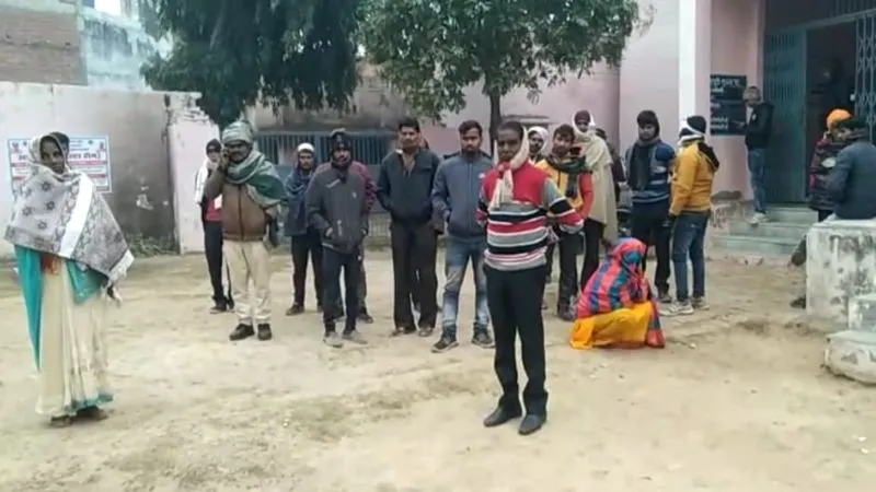 Farrukhabad News: झोलाछाप के इलाज से किशोर की मौत... परिजन बोले- 15 से 20 गुलूकोज की बोतलें चढ़ाने पर बिगड़ी हालत