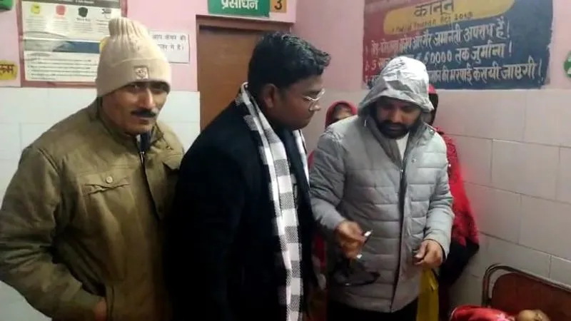 Farrukhabad News: झोलाछाप के इलाज से बच्चे की मौत… परिजनों ने सीएमओ से की शिकायत