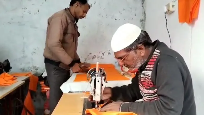 Fatehpur News: रामलला की भक्ति में डूबे जेल में बंद हिन्दू-मुस्लिम बंदी... सिलाई मशीन में बना रहे कपड़े